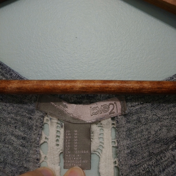 Womens pattern motifs in the back shirt - Picture 3 of 4